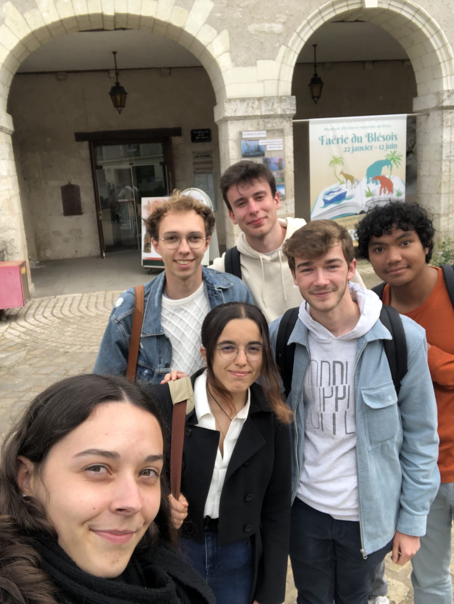 Selfie des membres devant le MHN de Blois 2022